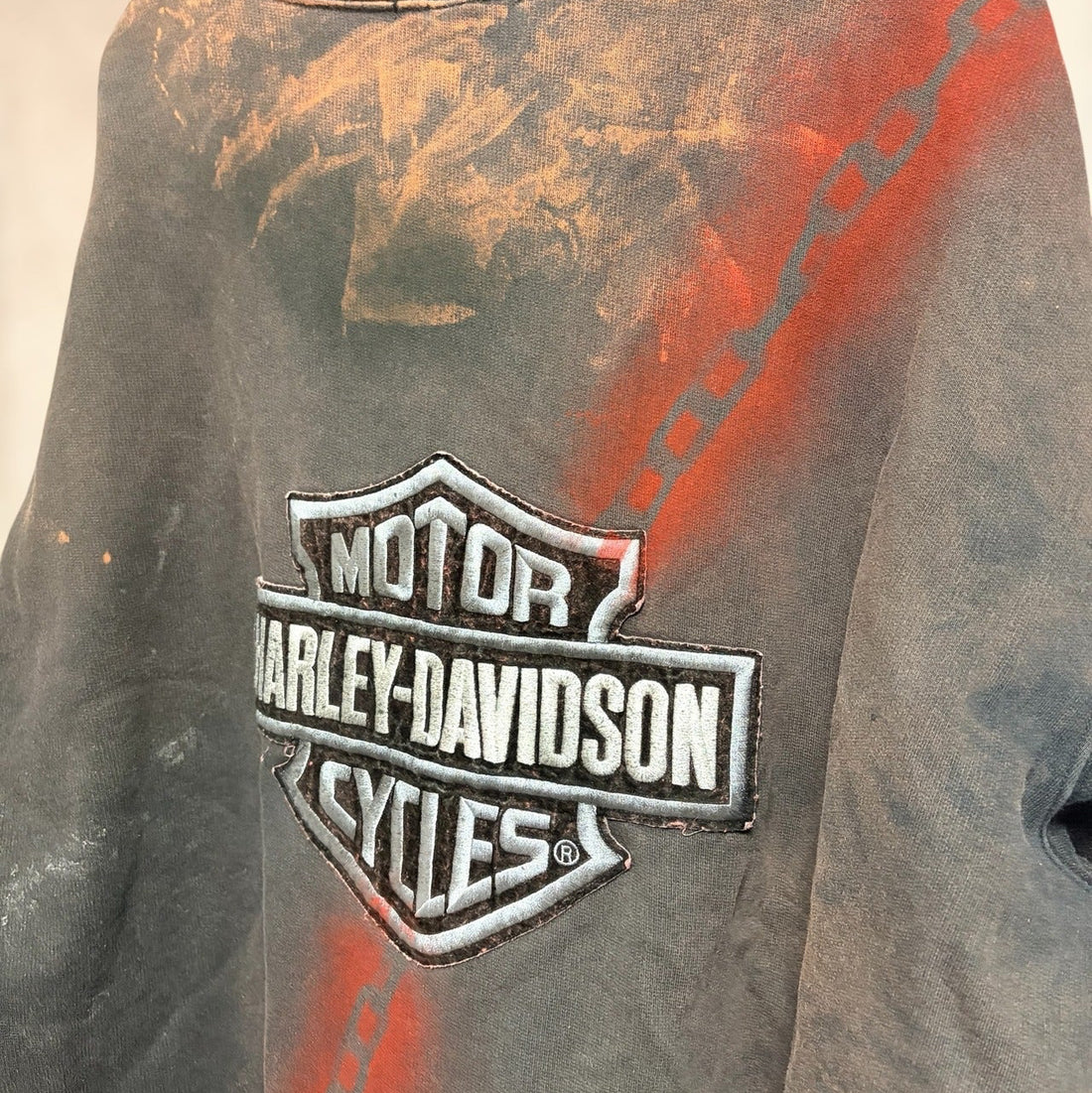 Bleach-wash sweatshirt with chain pattern