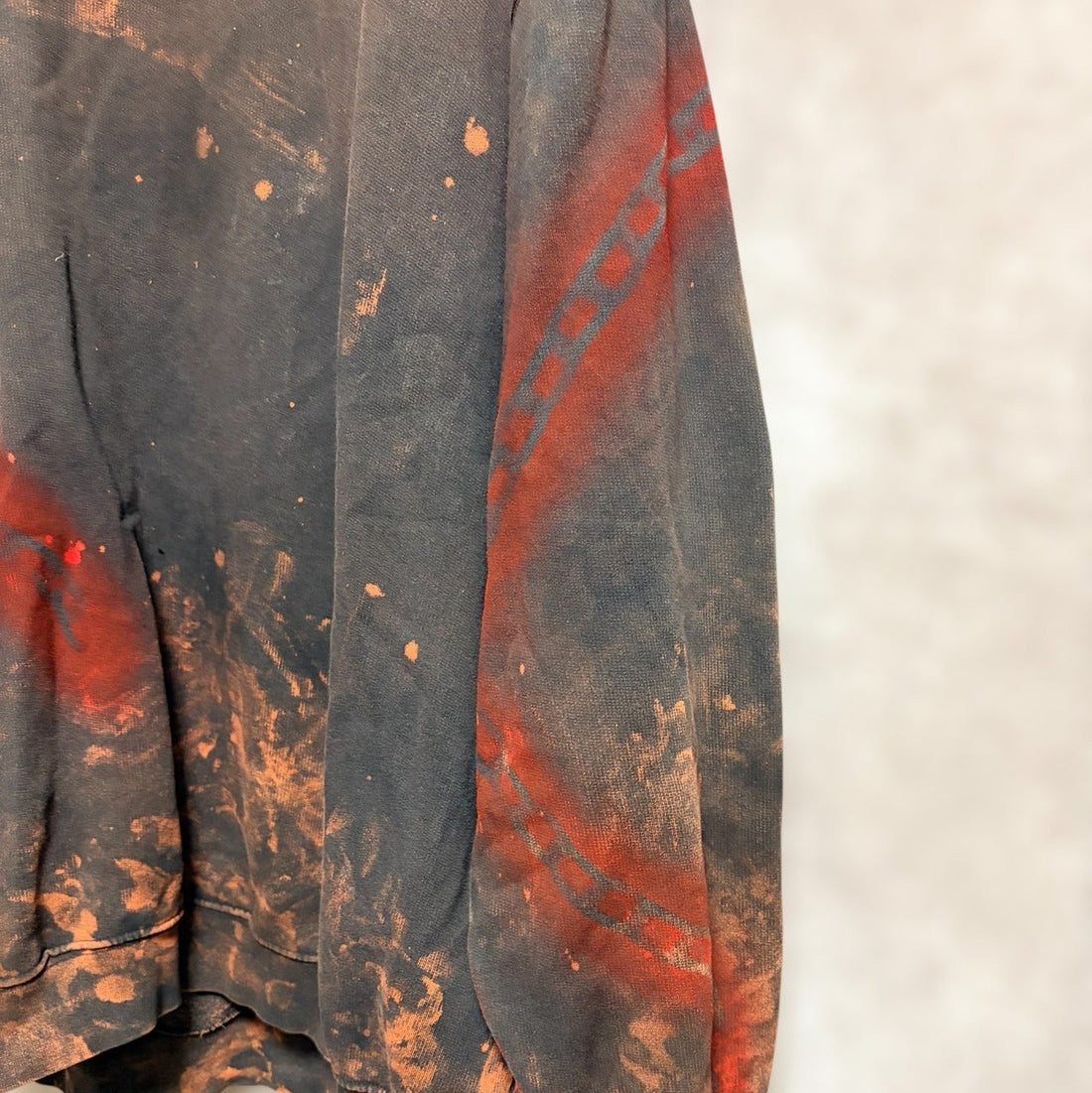 Bleach-wash sweatshirt with chain pattern