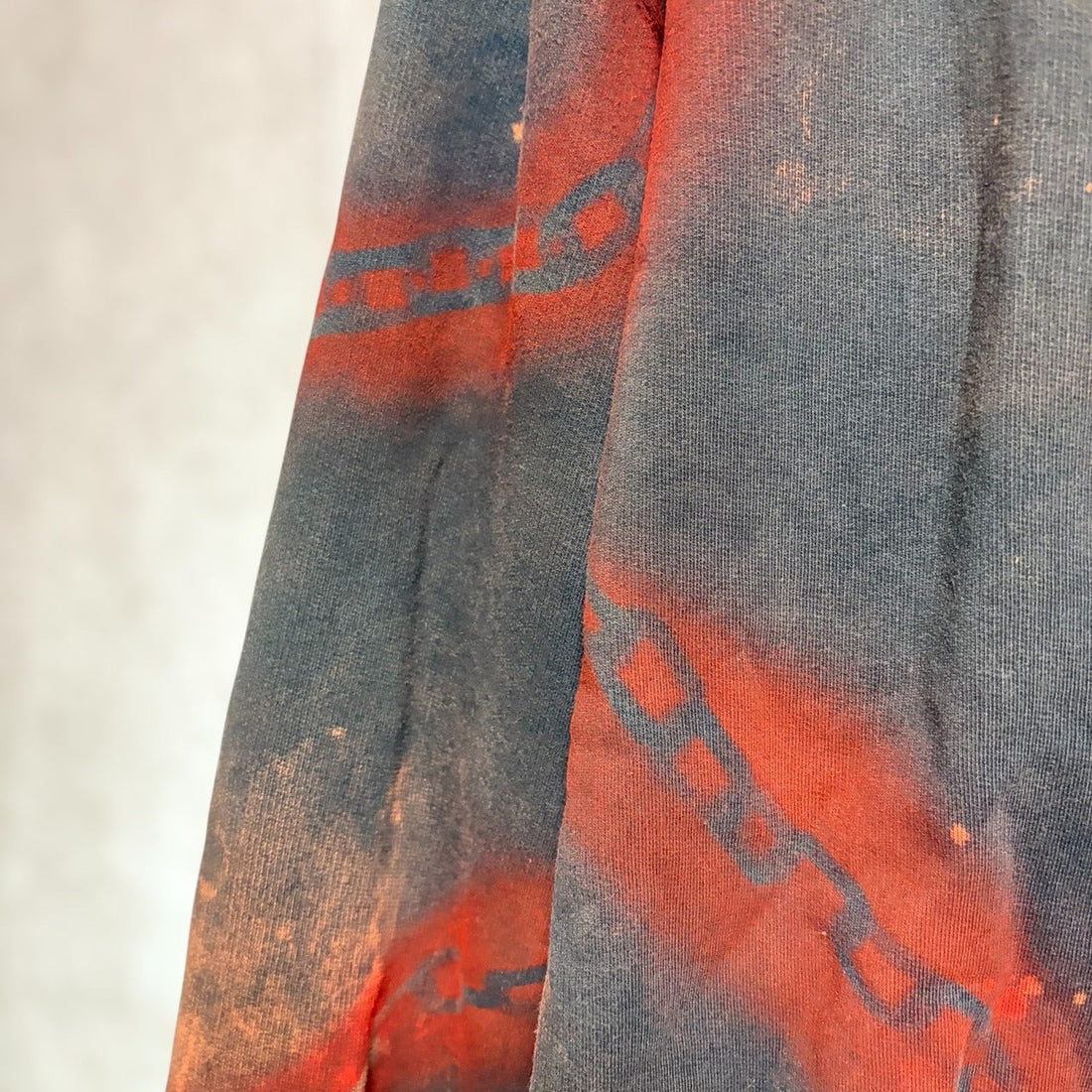 Bleach-wash sweatshirt with chain pattern