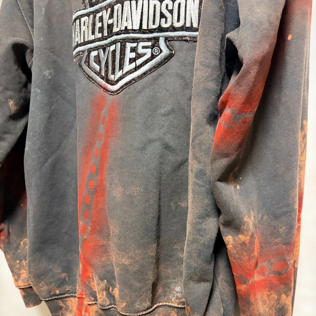Bleach-wash sweatshirt with chain pattern
