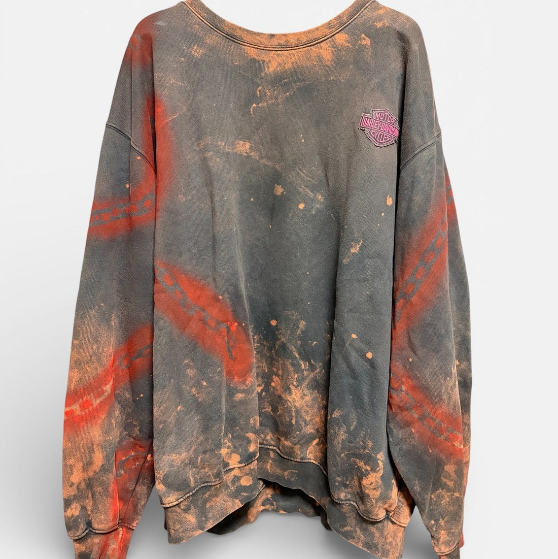 Bleach-wash sweatshirt with chain pattern