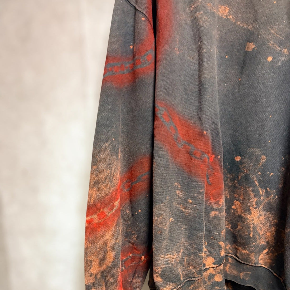 Bleach-wash sweatshirt with chain pattern