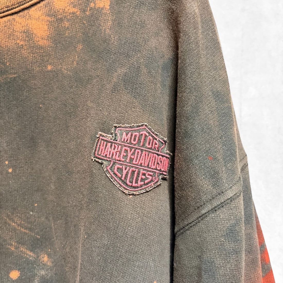 Bleach-wash sweatshirt with chain pattern