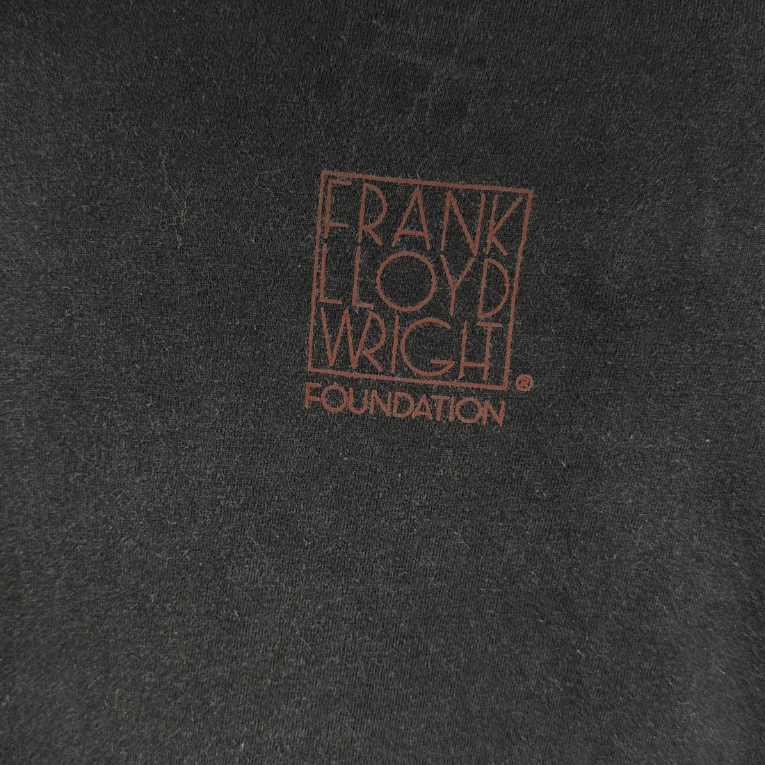 FRANK LLOYD WRIGHT FOUNDATION THE ORGANIC COMMANDMENT L 背面ロゴ アップ