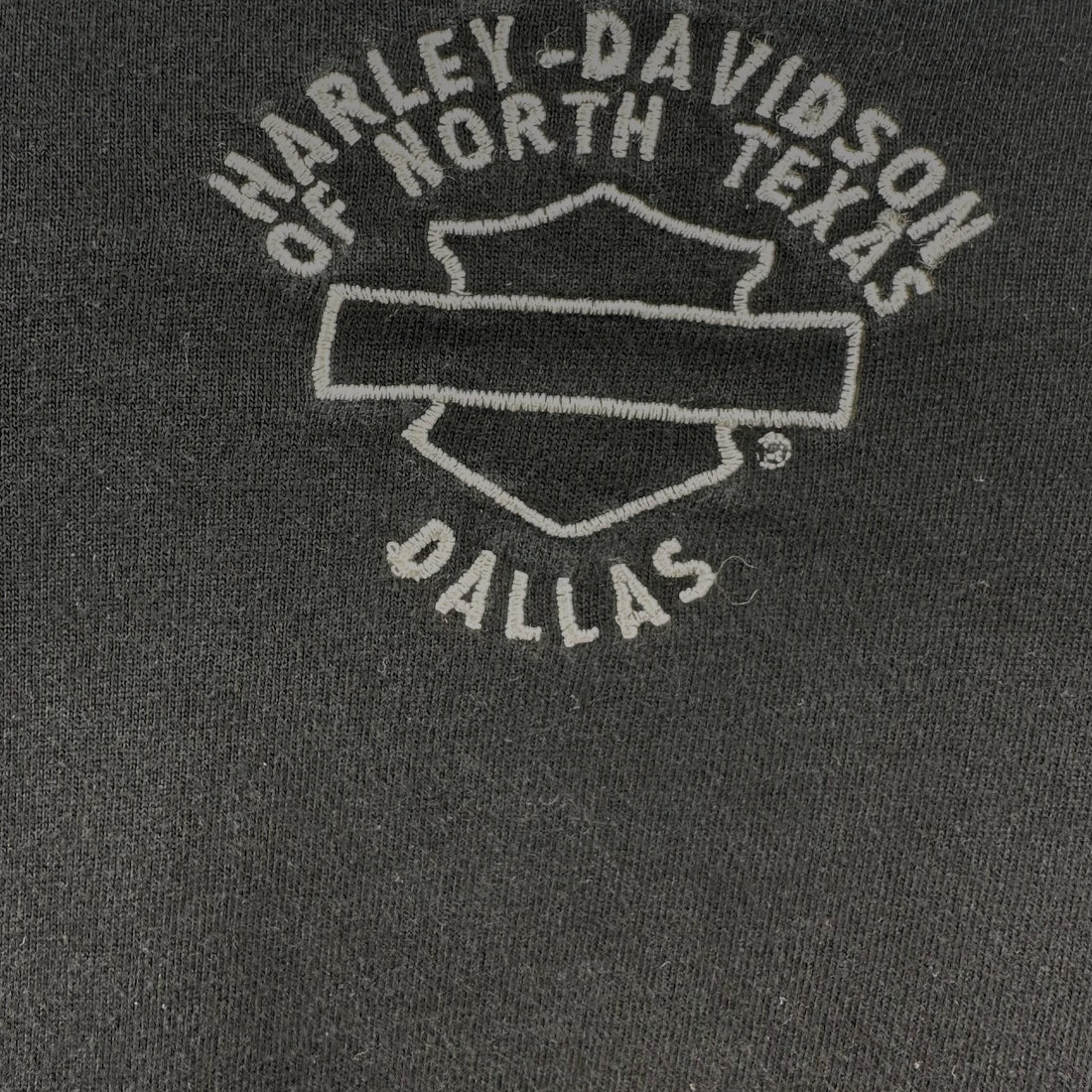 HARLEY-DAVIDSON OF NORTH TEXAS DALLAS MOCK NECK LS L 背面の刺繍 アップ