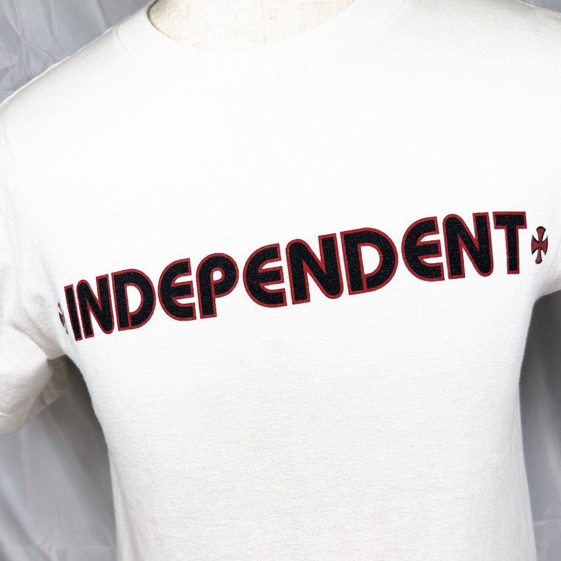 INDEPENDENT TRUCK CO IRON CROSS S 胸元プリント アップ