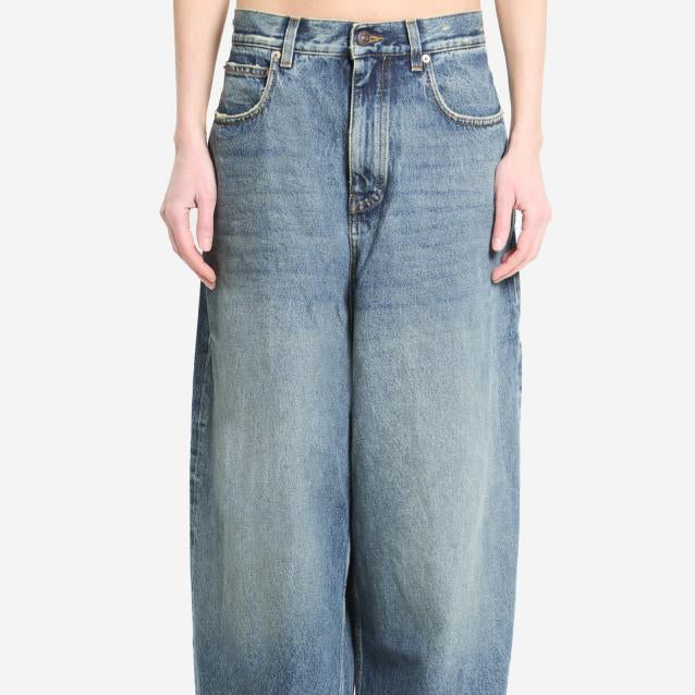 Low-rise baggy jeans