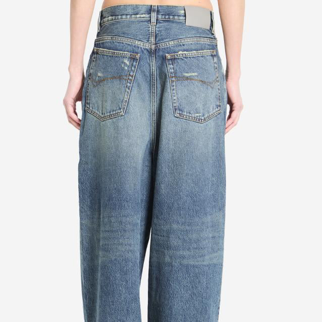 Low-rise baggy jeans