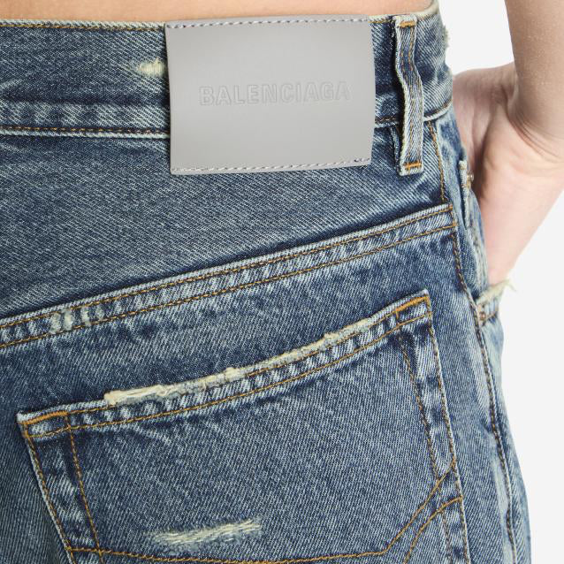 Low-rise baggy jeans