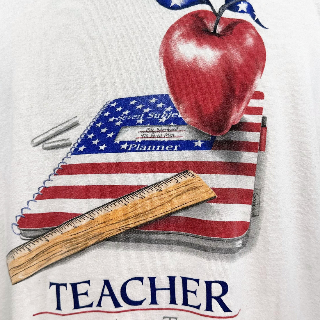 TEACHER AN AMERICAN TRADITION APPLE FLAG 2XL 胸元プリント アップ