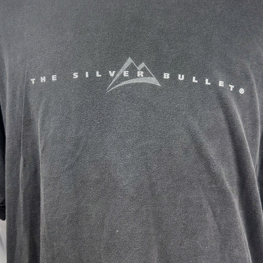 THE SILVER BULLET MOUNTAIN LOGO XL 胸のロゴ アップ