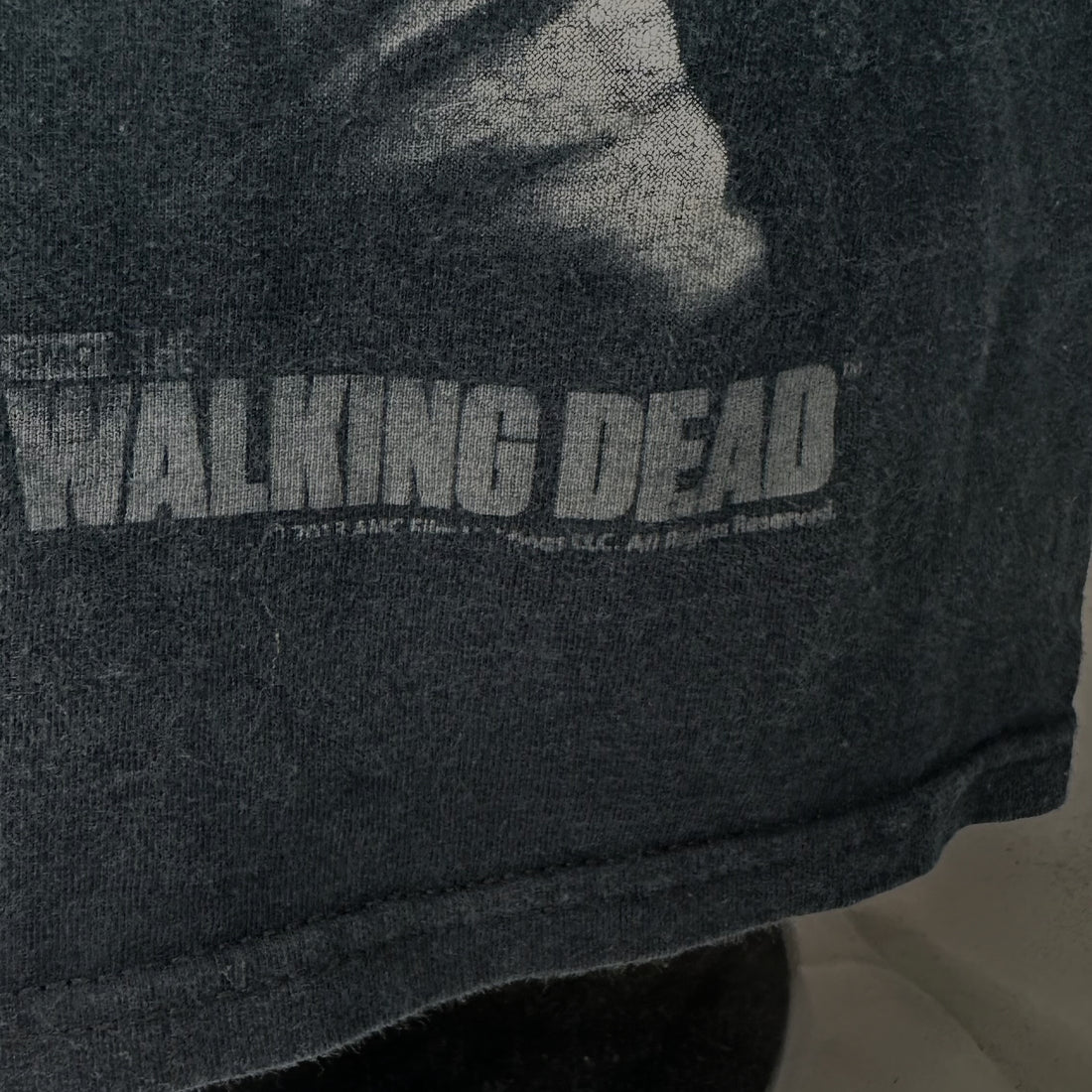 THE WALKING DEAD ZOMBIE HANDS M 裾のロゴとコピーライト