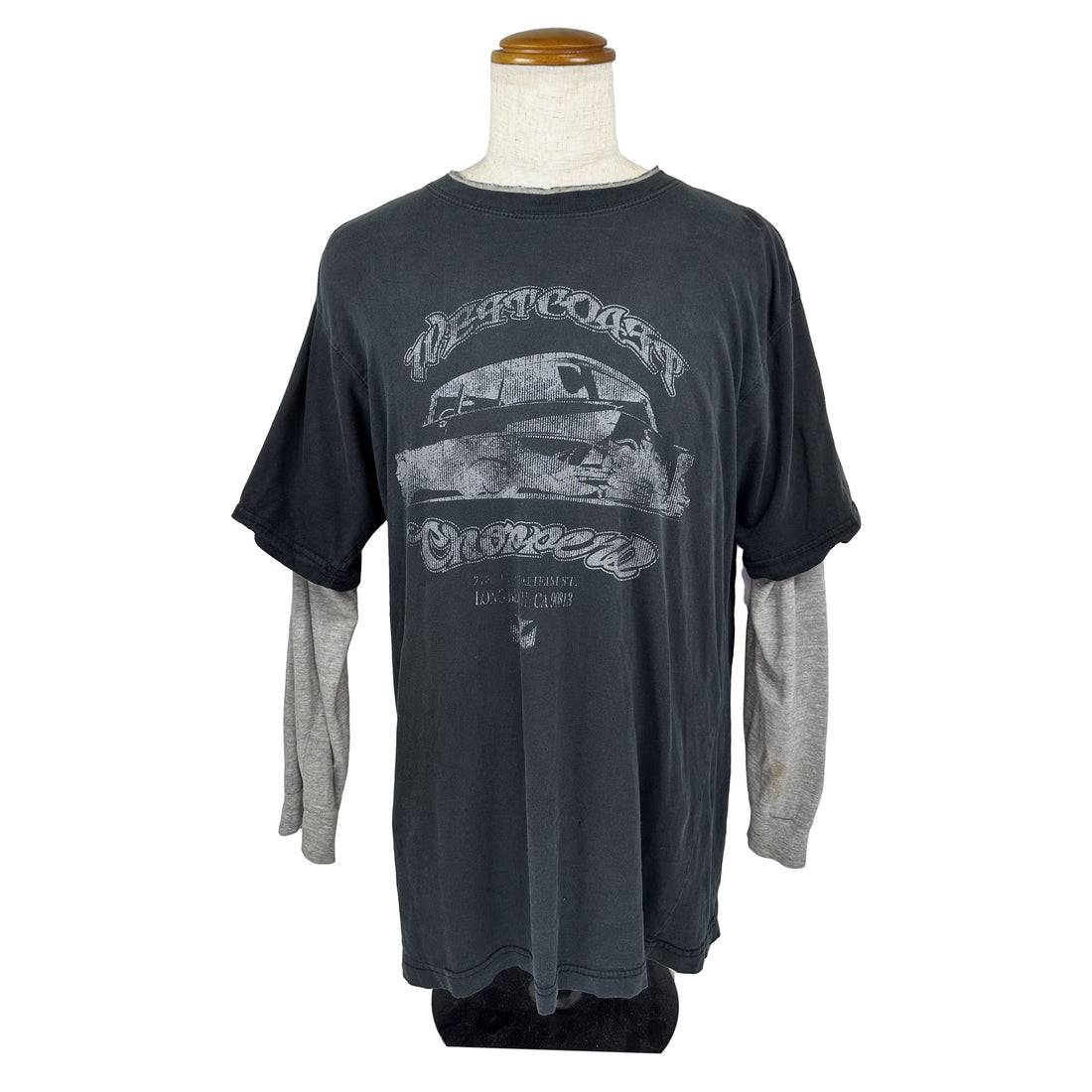 WEST COAST CHOPPERS CLASSIC CAR LONG BEACH CA LAYERED LS M 正面 クラシックカーとロゴ